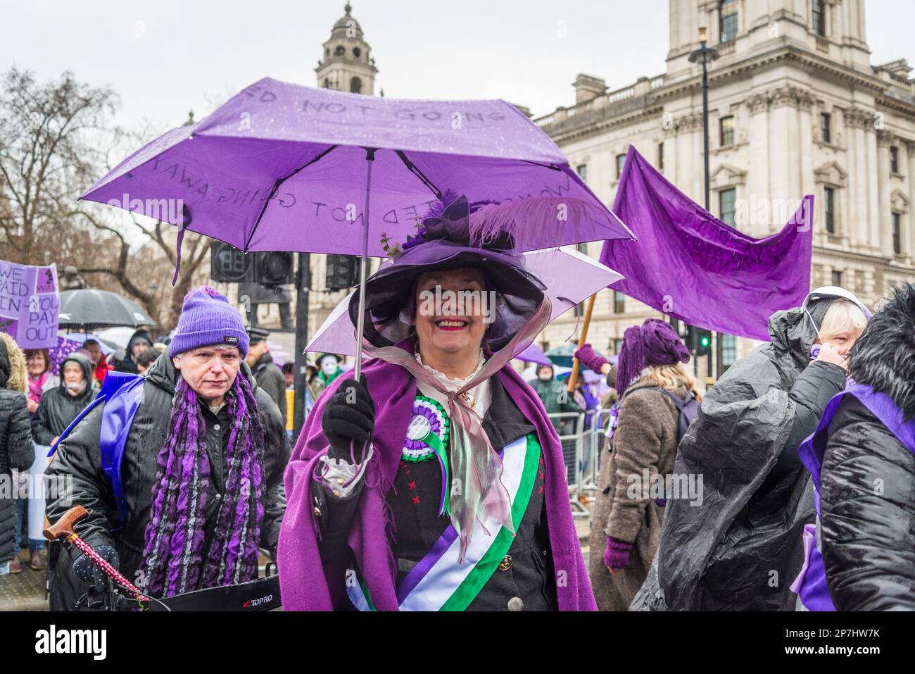 Waspi donne, che sono nati negli anni '1950s e improvvisamente trovato che avrebbero dovuto attendere fino a cinque anni per la loro pensione statale quando le regole sono state modificate Foto Stock