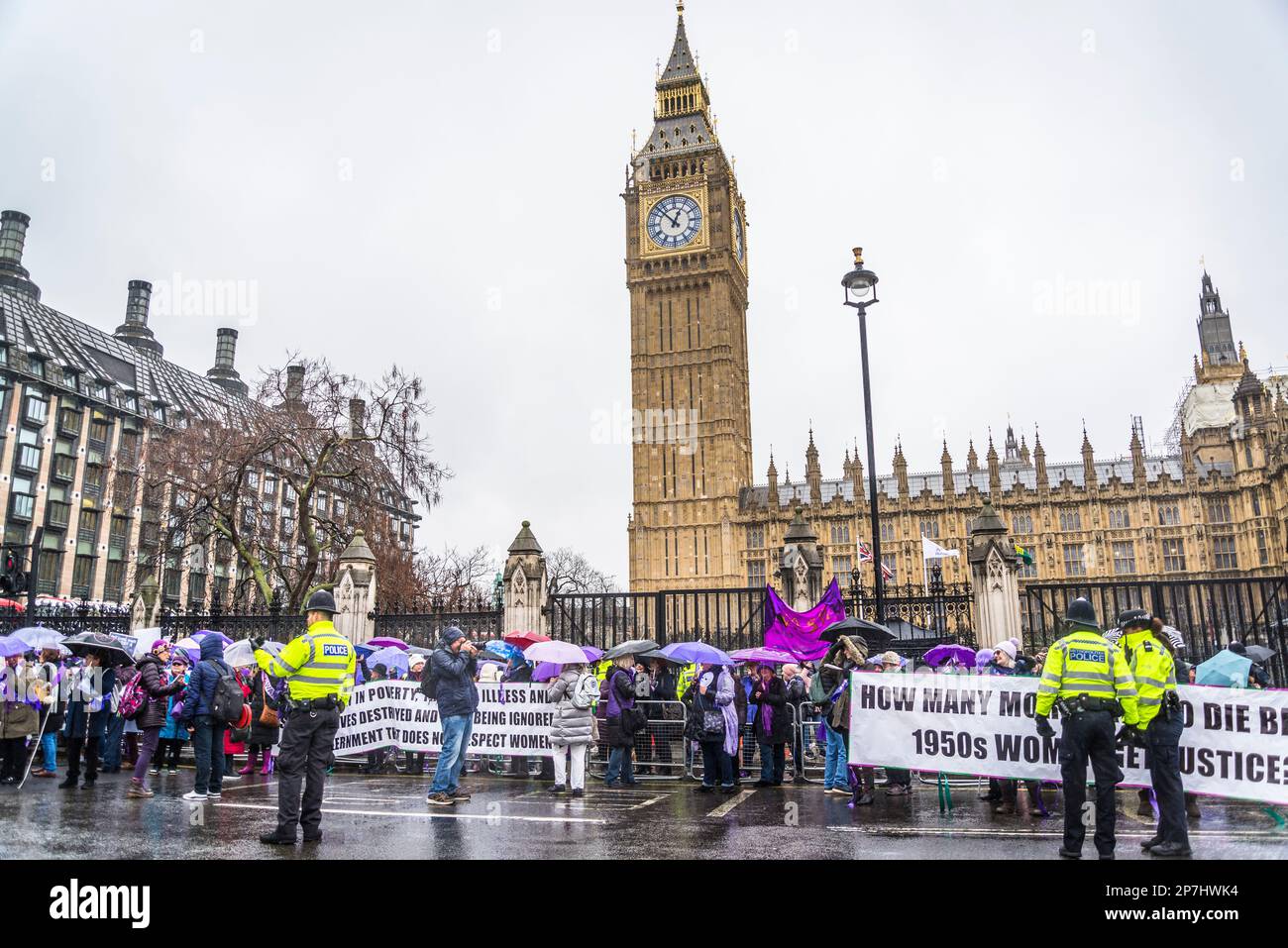 Waspi donne, che sono nati negli anni '1950s e improvvisamente trovato che avrebbero dovuto attendere fino a cinque anni per la loro pensione statale quando le regole sono state modificate Foto Stock