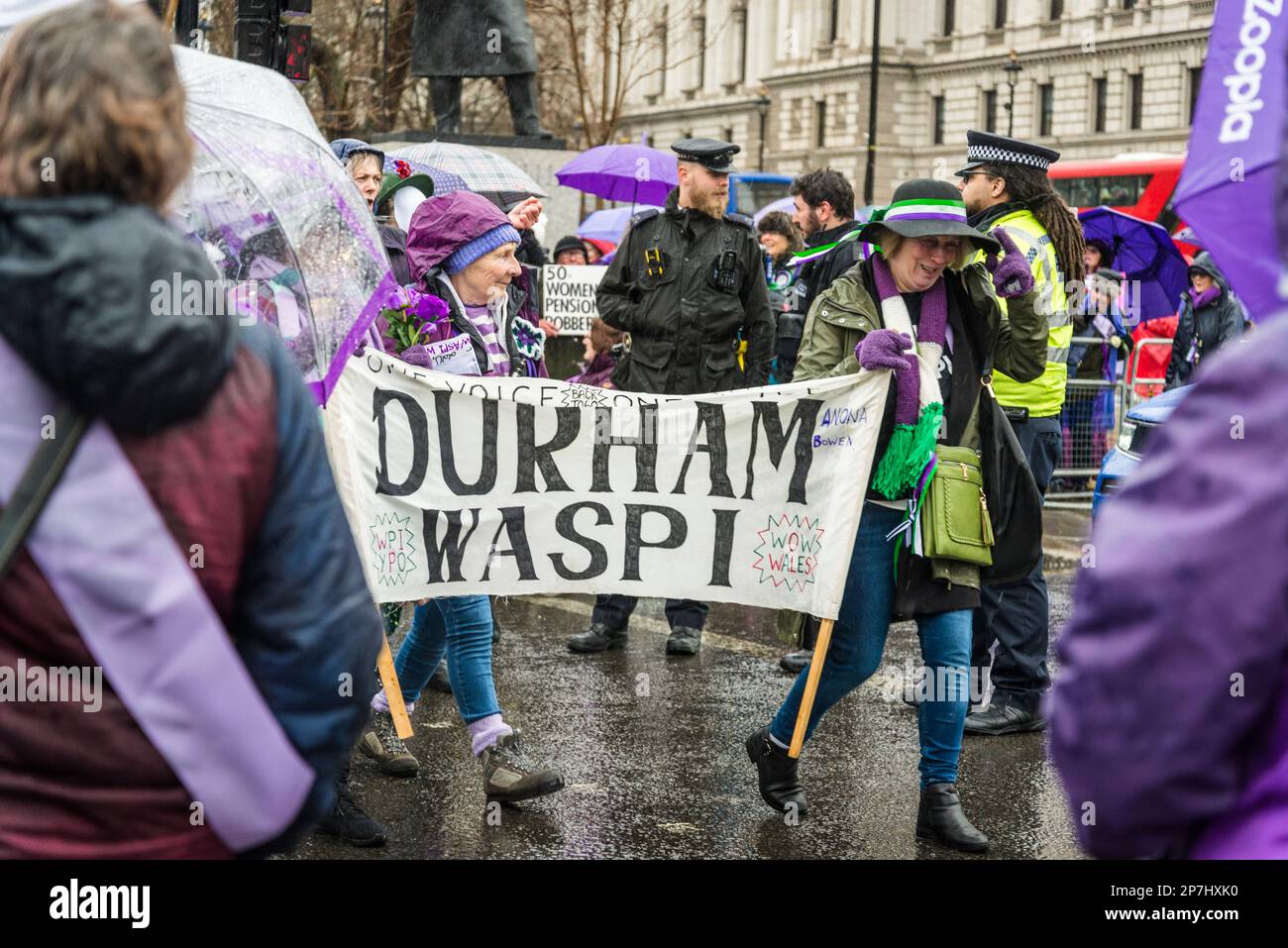 Waspi donne, che sono nati negli anni '1950s e improvvisamente trovato che avrebbero dovuto attendere fino a cinque anni per la loro pensione statale quando le regole sono state modificate Foto Stock