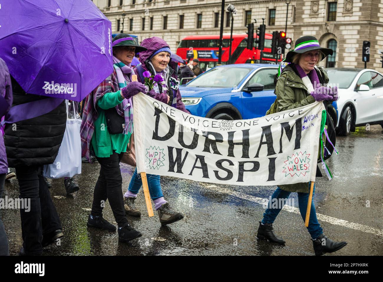 Waspi donne, che sono nati negli anni '1950s e improvvisamente trovato che avrebbero dovuto attendere fino a cinque anni per la loro pensione statale quando le regole sono state modificate Foto Stock