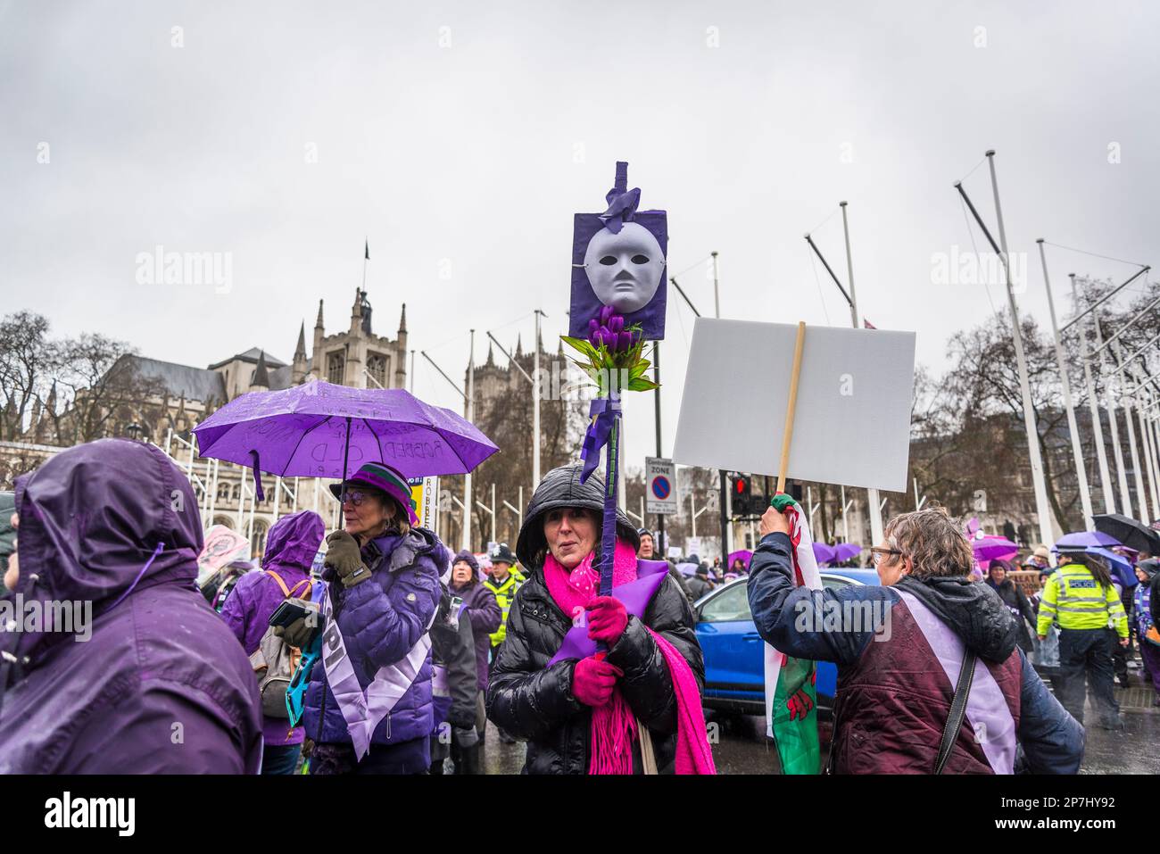 Waspi donne, che sono nati negli anni '1950s e improvvisamente trovato che avrebbero dovuto attendere fino a cinque anni per la loro pensione statale quando le regole sono state modificate Foto Stock