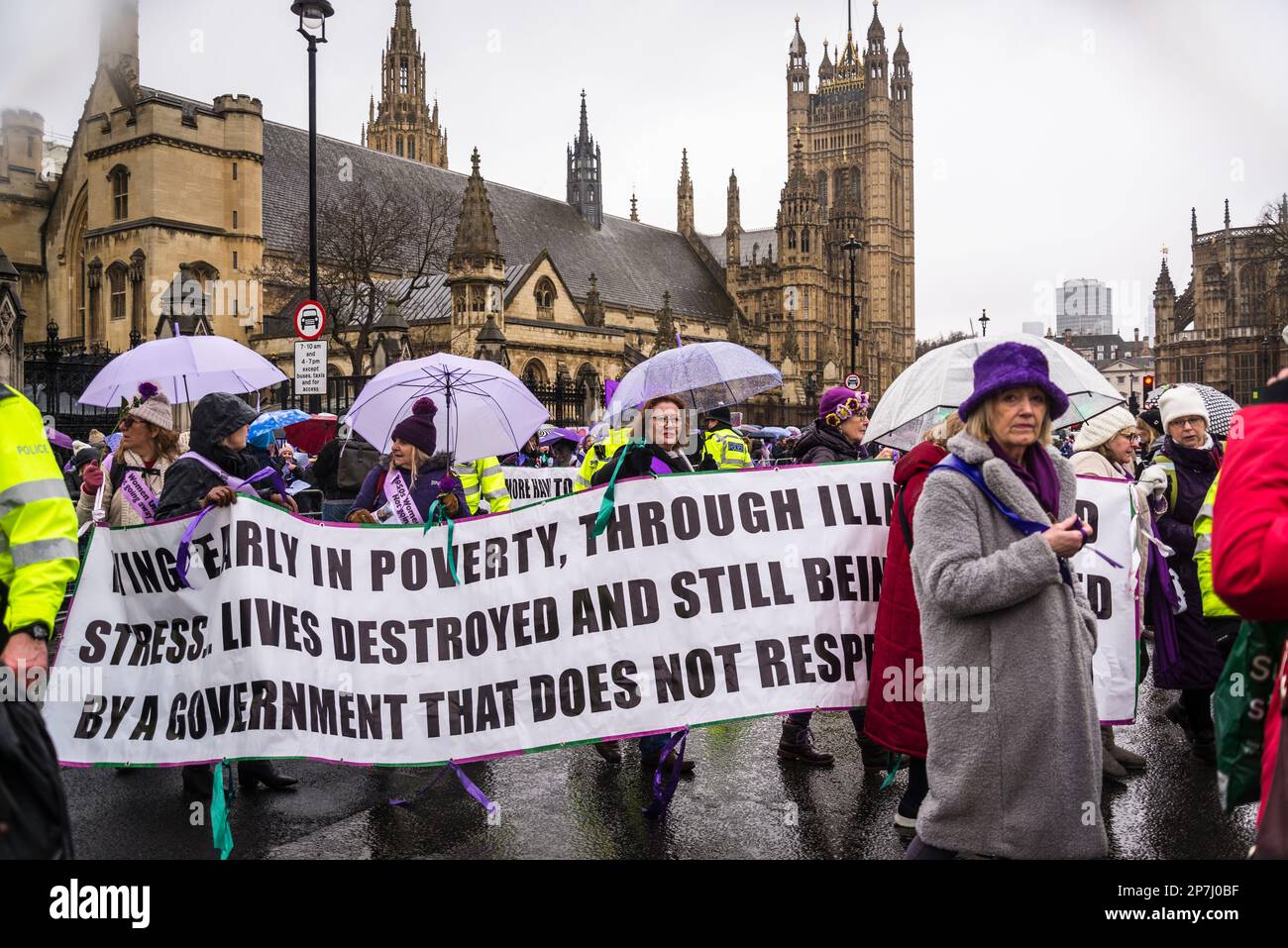 Waspi donne, che sono nati negli anni '1950s e improvvisamente trovato che avrebbero dovuto attendere fino a cinque anni per la loro pensione statale quando le regole sono state modificate Foto Stock