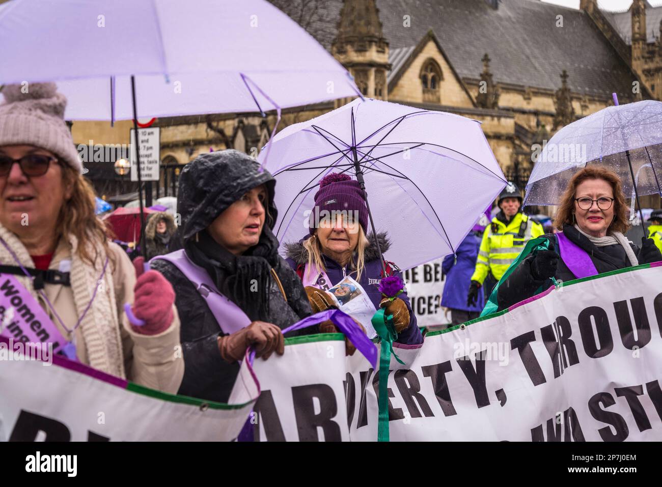 Waspi donne, che sono nati negli anni '1950s e improvvisamente trovato che avrebbero dovuto attendere fino a cinque anni per la loro pensione statale quando le regole sono state modificate Foto Stock