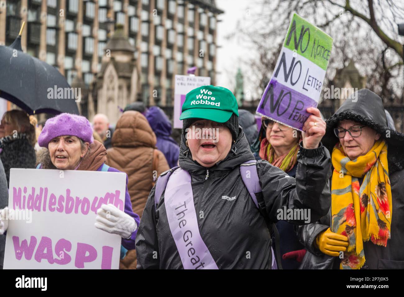 Waspi donne, che sono nati negli anni '1950s e improvvisamente trovato che avrebbero dovuto attendere fino a cinque anni per la loro pensione statale quando le regole sono state modificate Foto Stock