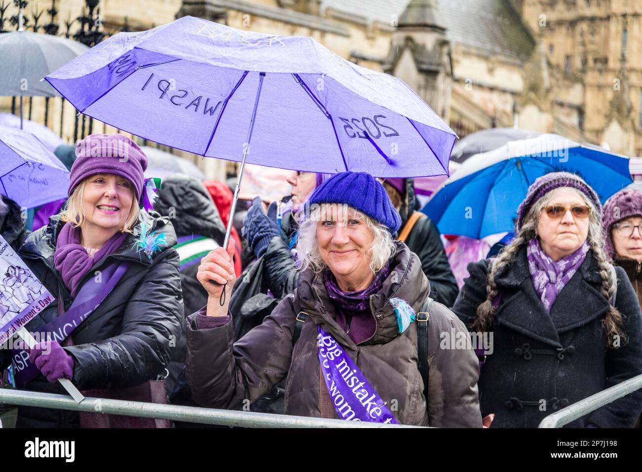 Waspi donne, che sono nati negli anni '1950s e improvvisamente trovato che avrebbero dovuto attendere fino a cinque anni per la loro pensione statale quando le regole sono state modificate Foto Stock