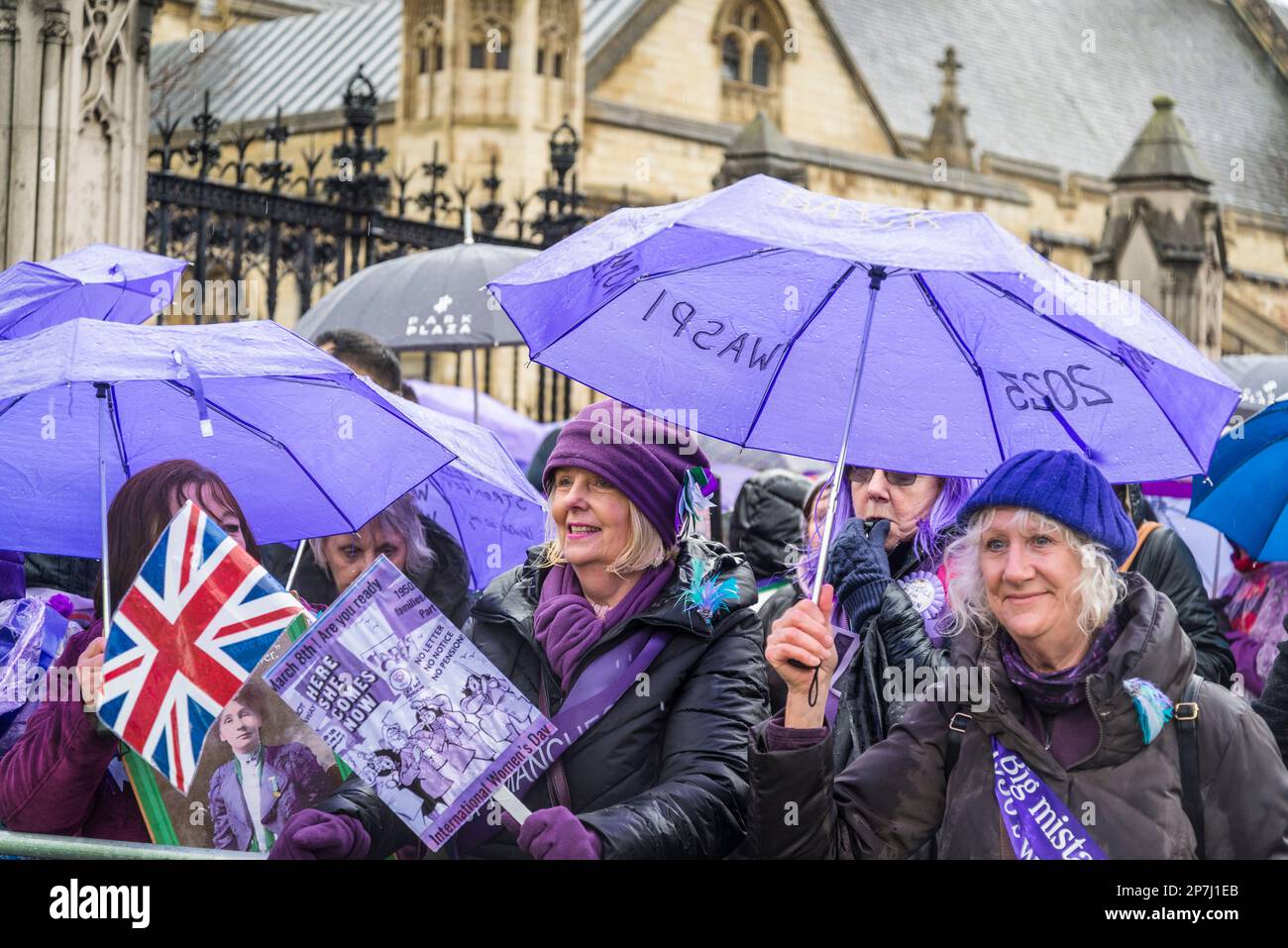 Waspi donne, che sono nati negli anni '1950s e improvvisamente trovato che avrebbero dovuto attendere fino a cinque anni per la loro pensione statale quando le regole sono state modificate Foto Stock