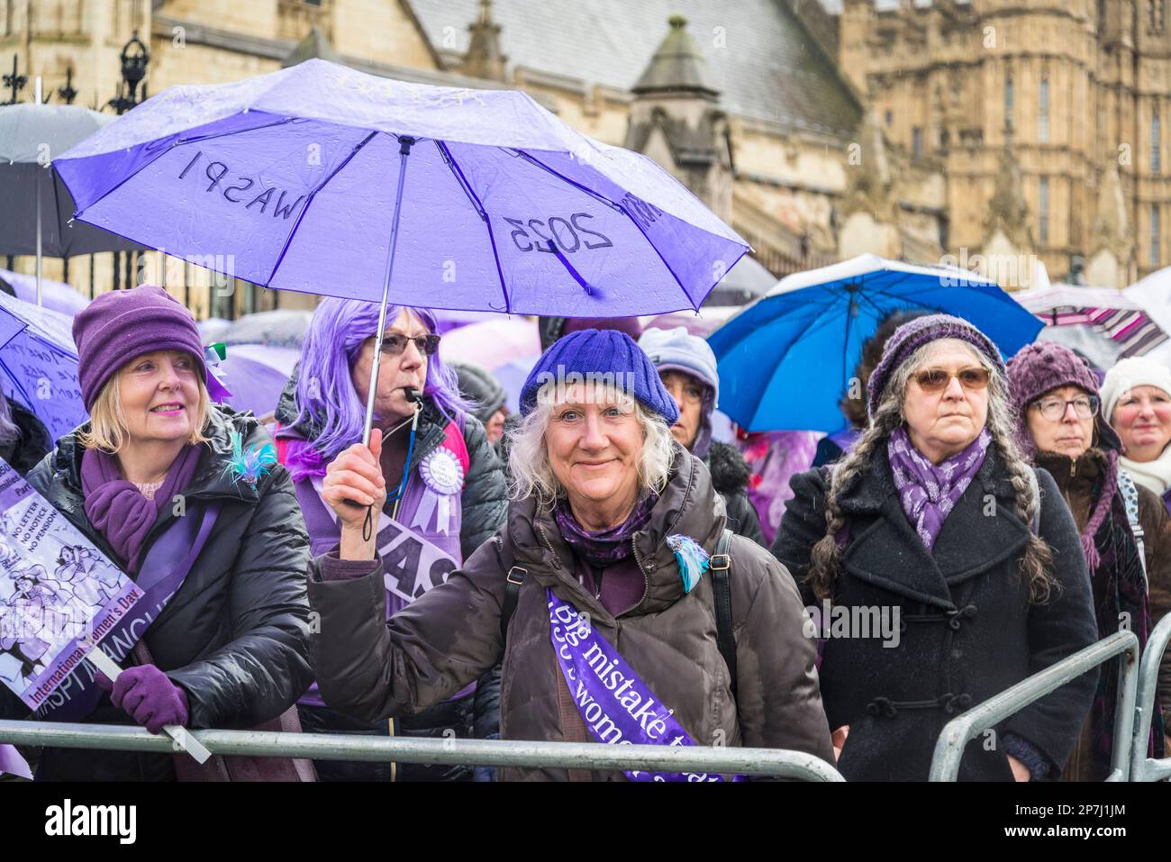 Waspi donne, che sono nati negli anni '1950s e improvvisamente trovato che avrebbero dovuto attendere fino a cinque anni per la loro pensione statale quando le regole sono state modificate Foto Stock