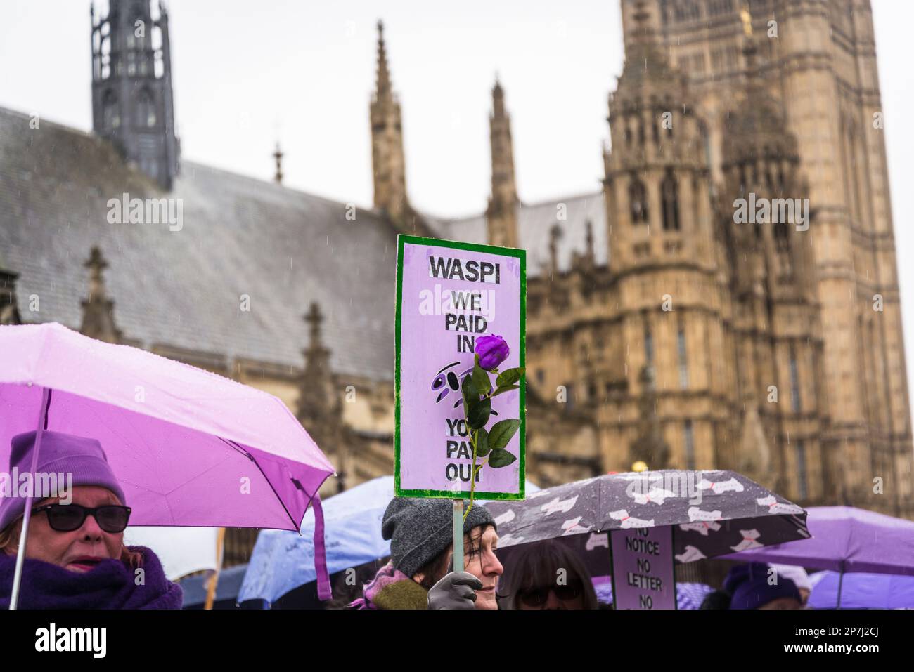 Waspi donne, che sono nati negli anni '1950s e improvvisamente trovato che avrebbero dovuto attendere fino a cinque anni per la loro pensione statale quando le regole sono state modificate Foto Stock