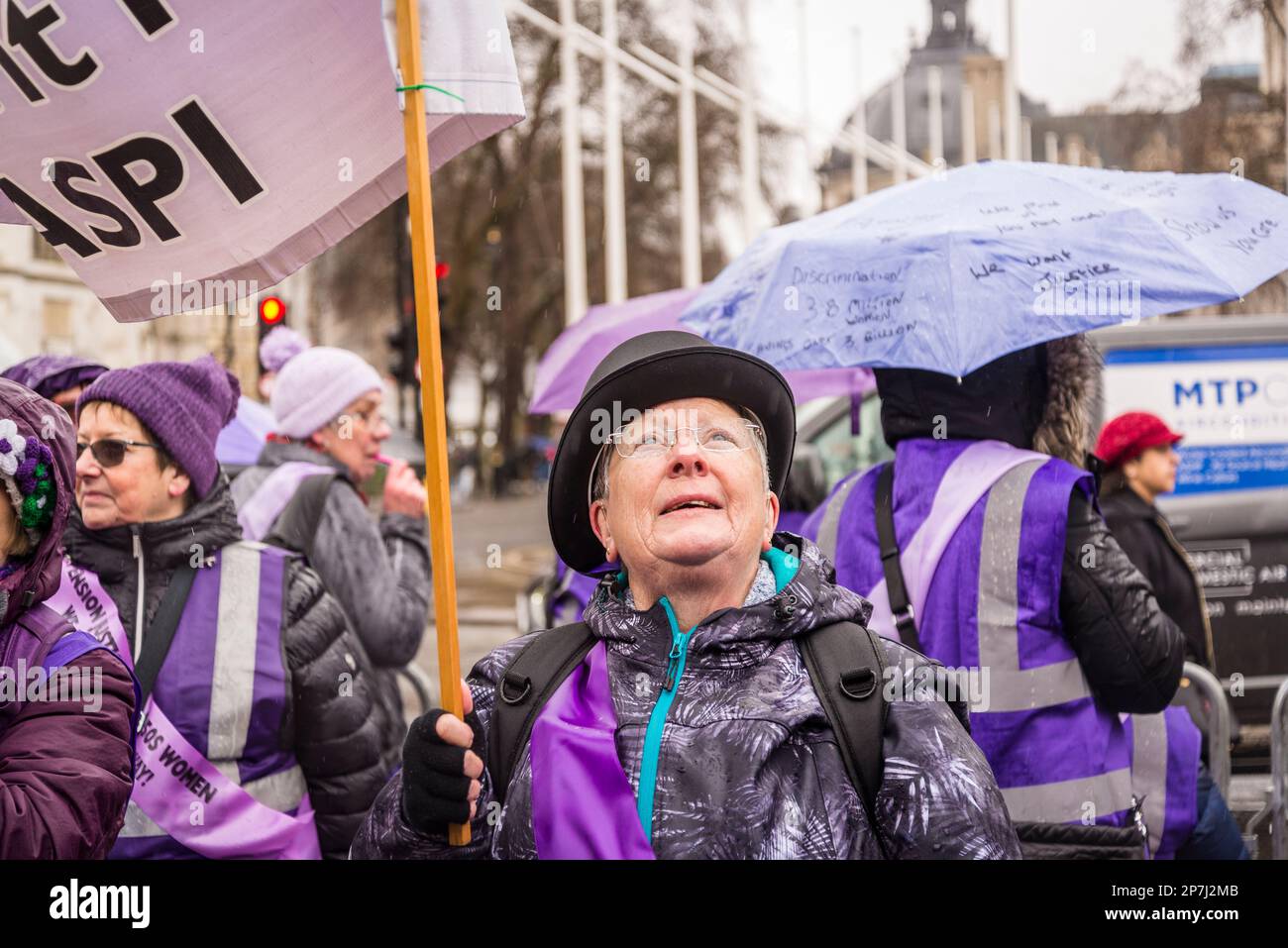 Waspi donne, che sono nati negli anni '1950s e improvvisamente trovato che avrebbero dovuto attendere fino a cinque anni per la loro pensione statale quando le regole sono state modificate Foto Stock