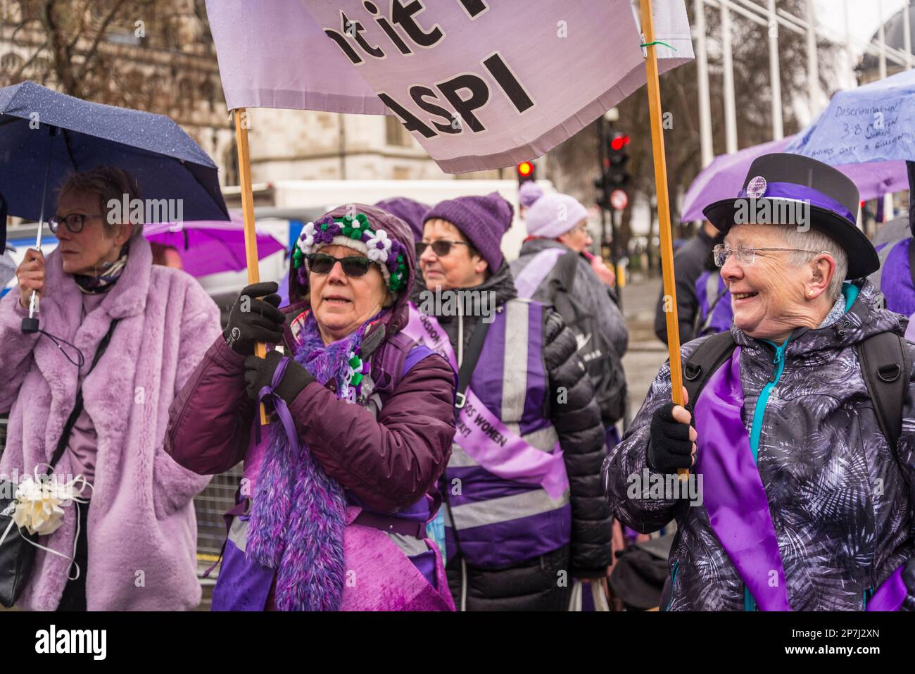 Waspi donne, che sono nati negli anni '1950s e improvvisamente trovato che avrebbero dovuto attendere fino a cinque anni per la loro pensione statale quando le regole sono state modificate Foto Stock