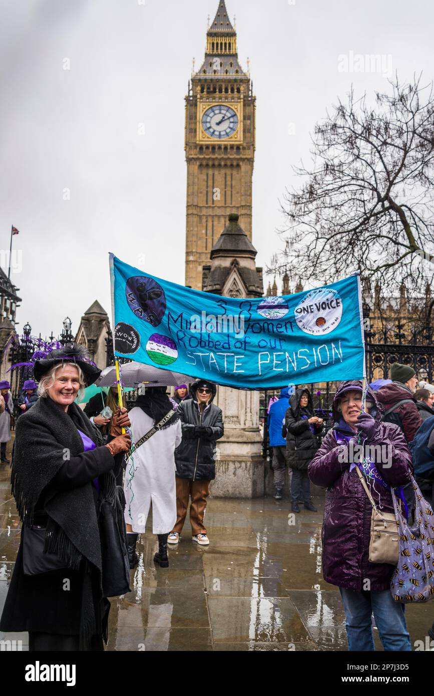 Waspi donne, che sono nati negli anni '1950s e improvvisamente trovato che avrebbero dovuto attendere fino a cinque anni per la loro pensione statale quando le regole sono state modificate Foto Stock