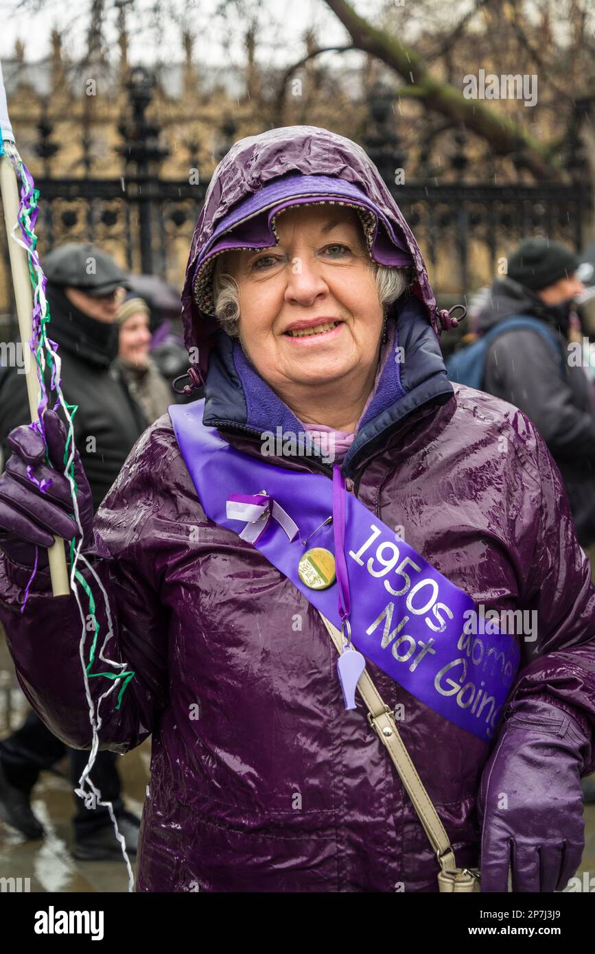 Waspi donne, che sono nati negli anni '1950s e improvvisamente trovato che avrebbero dovuto attendere fino a cinque anni per la loro pensione statale quando le regole sono state modificate Foto Stock