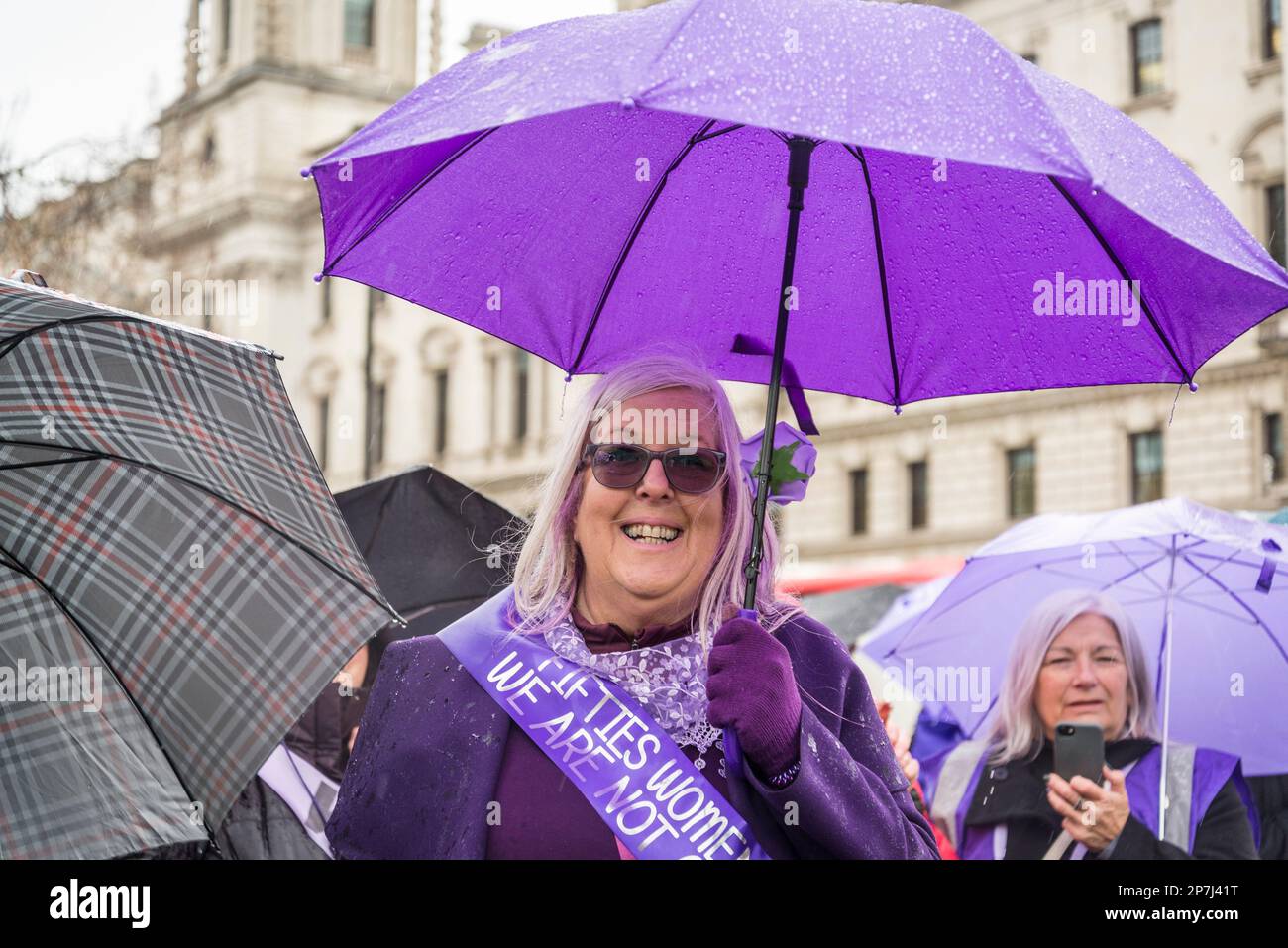 Waspi donne, che sono nati negli anni '1950s e improvvisamente trovato che avrebbero dovuto attendere fino a cinque anni per la loro pensione statale quando le regole sono state modificate Foto Stock