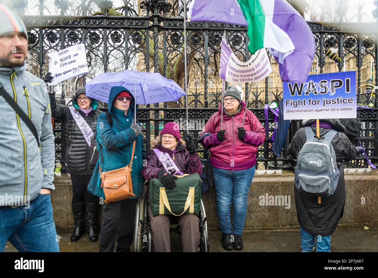 Waspi donne, che sono nati negli anni '1950s e improvvisamente trovato che avrebbero dovuto attendere fino a cinque anni per la loro pensione statale quando le regole sono state modificate Foto Stock