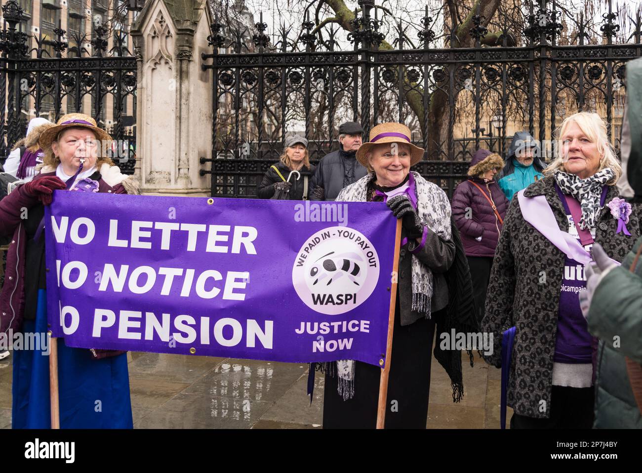 Waspi donne, che sono nati negli anni '1950s e improvvisamente trovato che avrebbero dovuto attendere fino a cinque anni per la loro pensione statale quando le regole sono state modificate Foto Stock