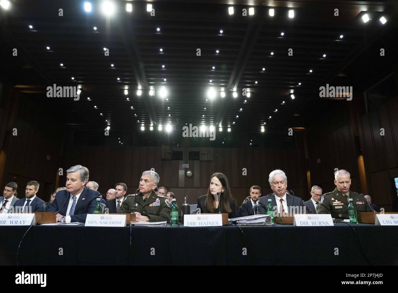 (L-R) Direttore dell'Ufficio federale delle indagini Christopher Wray, Direttore generale dell'Agenzia per la sicurezza nazionale Paul Nakasone, Direttore dell'intelligence nazionale Avril Haines, Il direttore dell'agenzia di intelligence centrale William Burns e il direttore generale dell'agenzia di intelligence della difesa Scott Berrier osservano durante un'audizione del Senato sulle minacce mondiali negli Stati Uniti Campidoglio a Washington, DC Mercoledì, 8 marzo 2023. I leader dell'agenzia hanno parlato di una serie di questioni, tra cui Tiktok e la Cina. Foto di Bonnie Cash/UPI Foto Stock