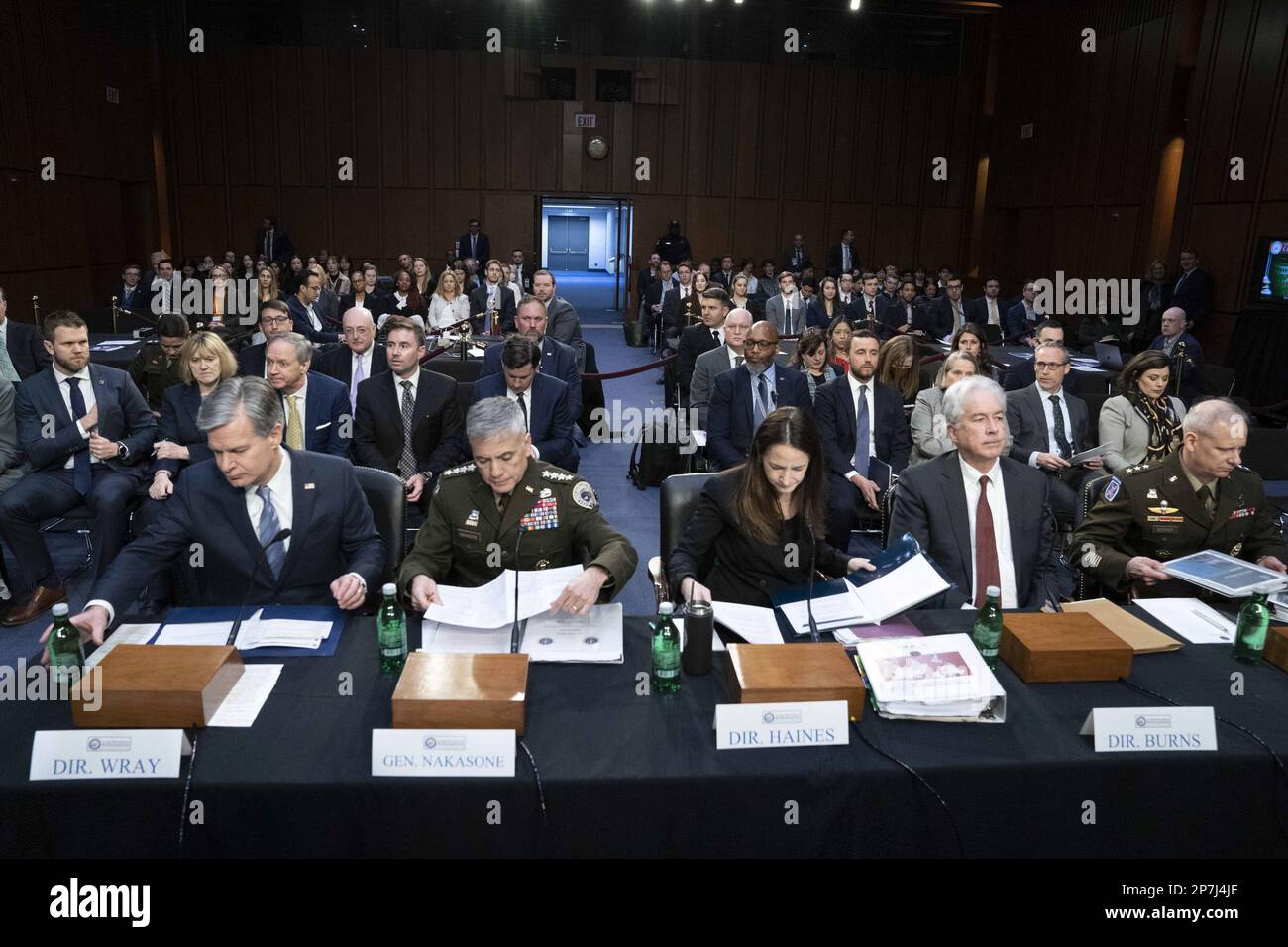 (L-R) Direttore dell'Ufficio federale delle indagini Christopher Wray, Direttore generale dell'Agenzia per la sicurezza nazionale Paul Nakasone, Direttore dell'intelligence nazionale Avril Haines, Il direttore dell'agenzia di intelligence centrale William Burns e il direttore generale dell'agenzia di intelligence della difesa Scott Berrier si preparano davanti a un comitato di intelligence del Senato che si sente parlare di minacce in tutto il mondo negli Stati Uniti Campidoglio a Washington, DC Mercoledì, 8 marzo 2023. I leader dell'agenzia hanno parlato di una serie di questioni, tra cui Tiktok e la Cina. Foto di Bonnie Cash/UPI Foto Stock