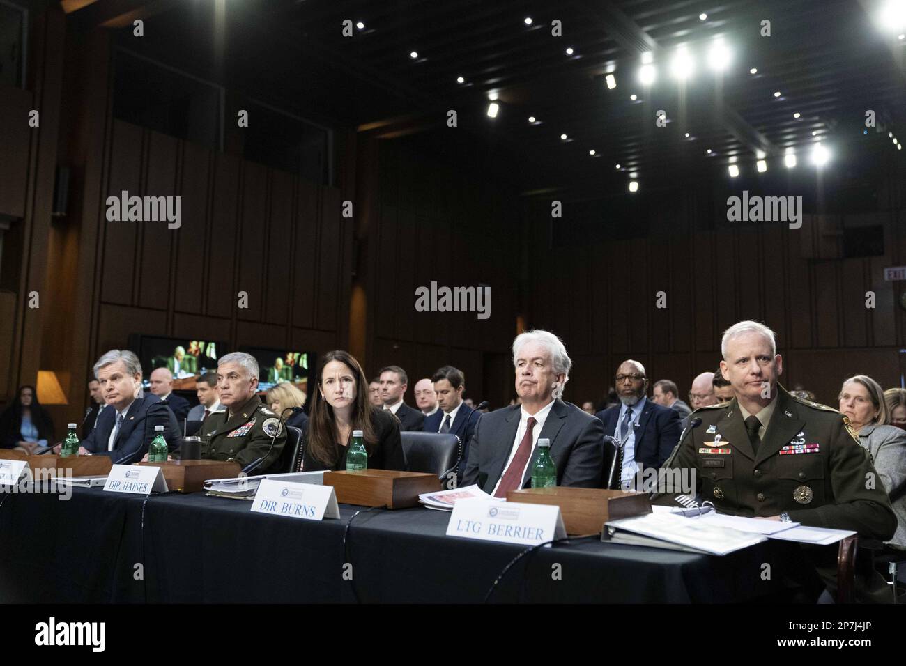 (L-R) Direttore dell'Ufficio federale delle indagini Christopher Wray, Direttore generale dell'Agenzia per la sicurezza nazionale Paul Nakasone, Direttore dell'intelligence nazionale Avril Haines, Il direttore dell'agenzia di intelligence centrale William Burns e il direttore generale dell'agenzia di intelligence della difesa Scott Berrier osservano durante un'audizione del Senato sulle minacce mondiali negli Stati Uniti Campidoglio a Washington, DC Mercoledì, 8 marzo 2023. I leader dell'agenzia hanno parlato di una serie di questioni, tra cui Tiktok e la Cina. Foto di Bonnie Cash/UPI Foto Stock