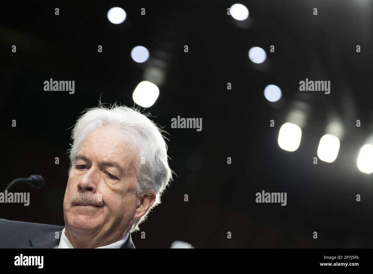 Washington, Stati Uniti. 07th Mar, 2020. Il direttore dell'Agenzia di intelligence centrale William Burns guarda giù durante un'audizione del Senato Intelligence Committee sulle minacce a livello mondiale negli Stati Uniti Campidoglio a Washington, DC Mercoledì, 8 marzo 2023. Burns, insieme ad altri direttori di agenzie di intelligence, ha parlato di questioni come Tiktok, Cina e Covid-19. Foto di Bonnie Cash/UPI Credit: UPI/Alamy Live News Foto Stock