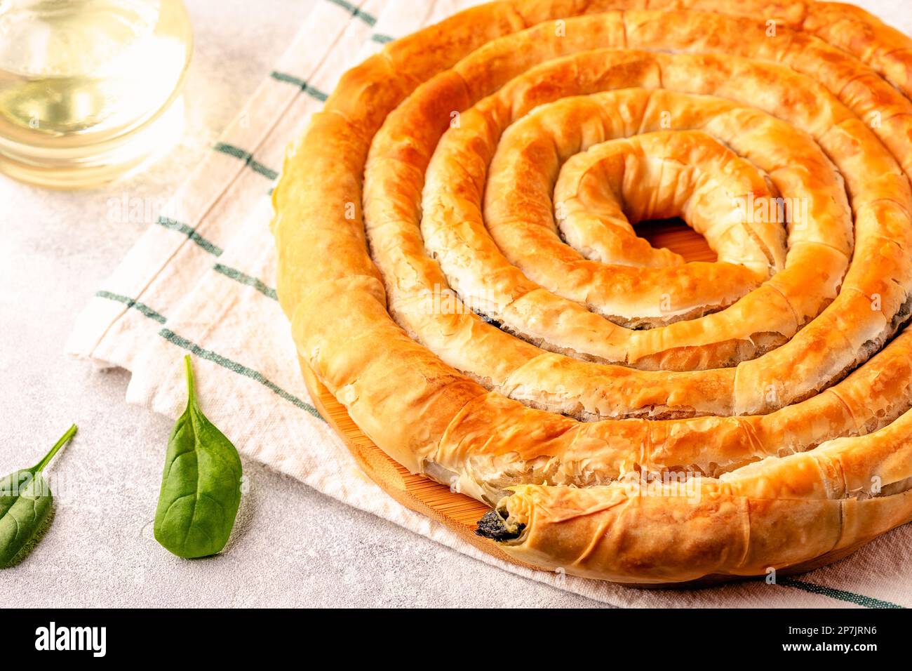 Spanakopita, torta di pasta fillo greca con ripieno di spinaci e feta Foto Stock