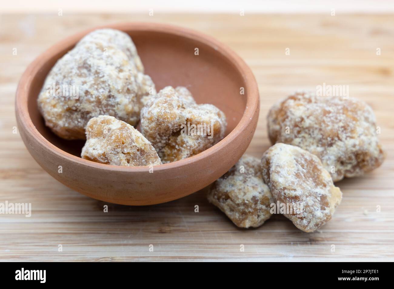 Gur - pezzi di zucchero naturale fresco di jaggery fatti dal succo di canna da zucchero - Pakistan / indiano Foto Stock
