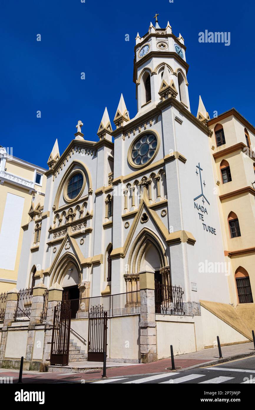 Il tempio carmelitano di Santander (Iglesia De Los Carmelitas), chiesa in stile neogotico con campanile. Santander, Cantabria, Spagna. Foto Stock