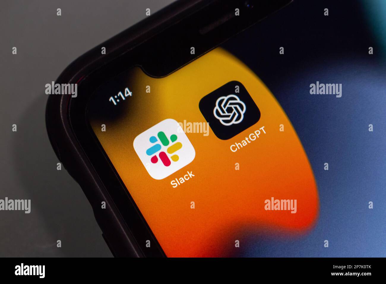 Icone Slack e ChatGPT app visualizzate in un iPhone. Slack ha annunciato che sta collaborando con OpenAI per lanciare un'app ChatGPT per Slack nel marzo 2023 Foto Stock