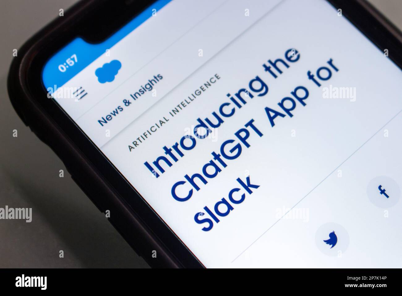 "Presentazione dell'app ChatGPT per Slack" dal sito Web di Salesforce sull'iPhone. Annuncio che collaborando con OpenAI per lanciare l'app ChatGPT per Slack Foto Stock