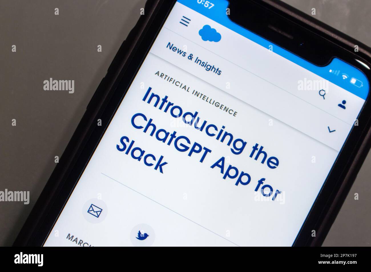 "Presentazione dell'app ChatGPT per Slack" dal sito Web di Salesforce sull'iPhone. Annuncio che collaborando con OpenAI per lanciare l'app ChatGPT per Slack Foto Stock