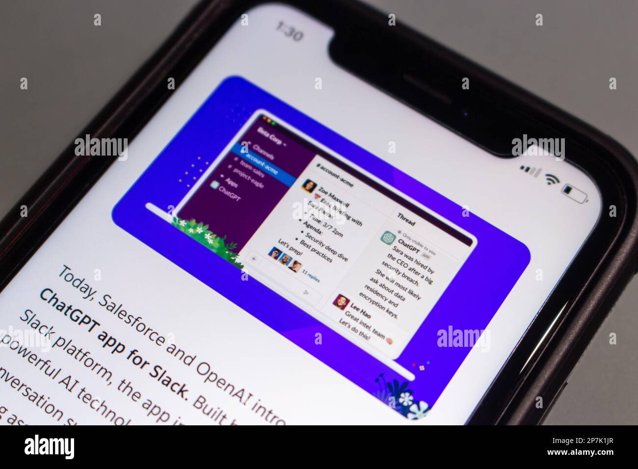 "Presentazione dell'app ChatGPT per Slack" dal sito Web di Salesforce sull'iPhone. Annuncio che collaborando con OpenAI per lanciare l'app ChatGPT per Slack Foto Stock