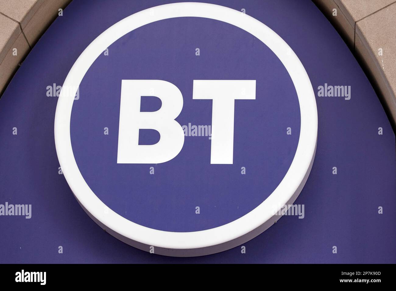 Logo aziendale BT british Telecom in un negozio di Belfast, Irlanda del Nord, Regno Unito Foto Stock