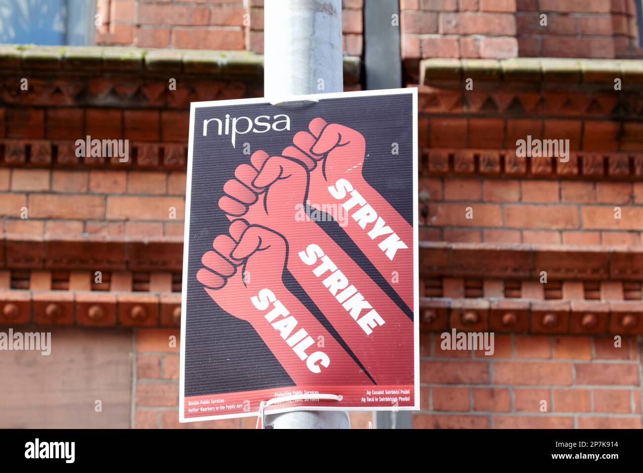 Nipsa Union Strike poster in inglese, irlandese e ulster scozzese a Belfast Irlanda del Nord Regno Unito Nipsa è l'alleanza di servizio pubblico dell'irlanda del Nord Foto Stock