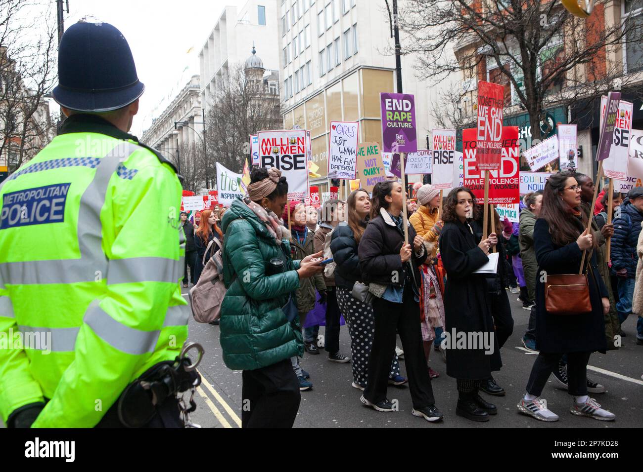 Londra, Regno Unito, 4 marzo 2023: Gli ufficiali della polizia metropolitana in camici giallo-verdi ad alta visibilità che marshalling The Million Women Rise march. Anna Watson/Alamy Live News Foto Stock