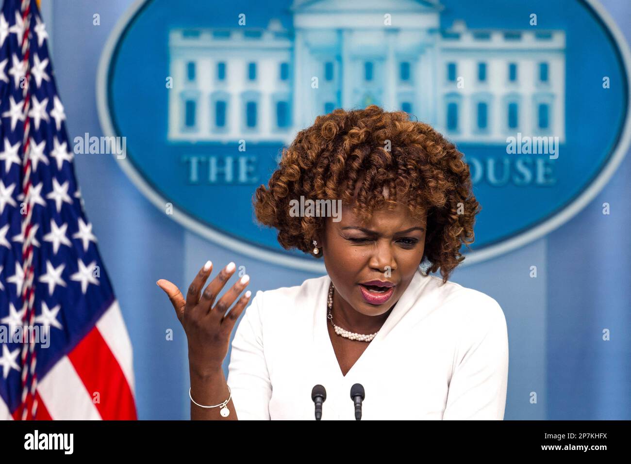 Washington, Stati Uniti. 08th Mar, 2023. Karine Jean-Pierre, Segretario della Casa Bianca per la Stampa, fornisce un briefing ai media sul prossimo discorso del Presidente degli Stati Uniti Biden sulle sue proposte di bilancio nella Sala Stampa della Casa Bianca a Washington, DC, USA, 08 febbraio 2023. Il Presidente Biden dovrebbe svelare una serie di tagli al disavanzo in un discorso di Filadelfia del 09 febbraio. Credit: Abaca Press/Alamy Live News Foto Stock