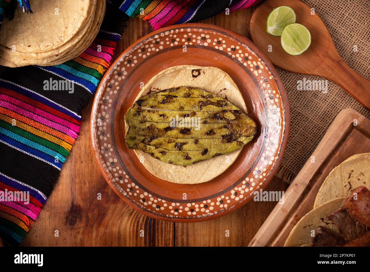 Nopal arrosto. Il nopal è una pianta di cactus, un ingrediente molto popolare nella cucina messicana, molto comunemente usato per accompagnare le carni alla griglia, nelle insalate e. Foto Stock