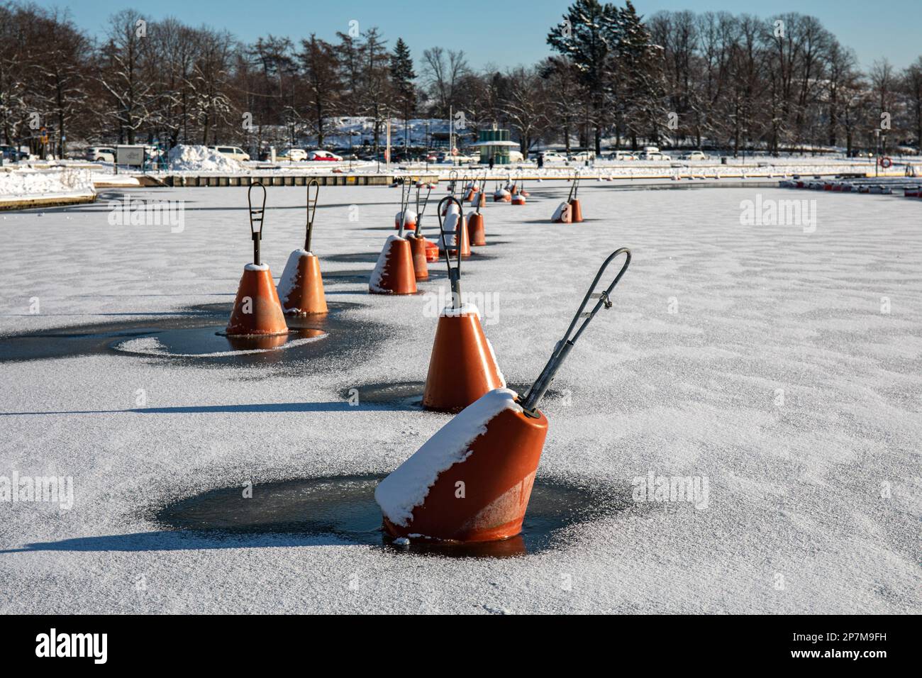Galleggianti in una soleggiata giornata invernale a Merisatama, Helsinki, Finlandia Foto Stock