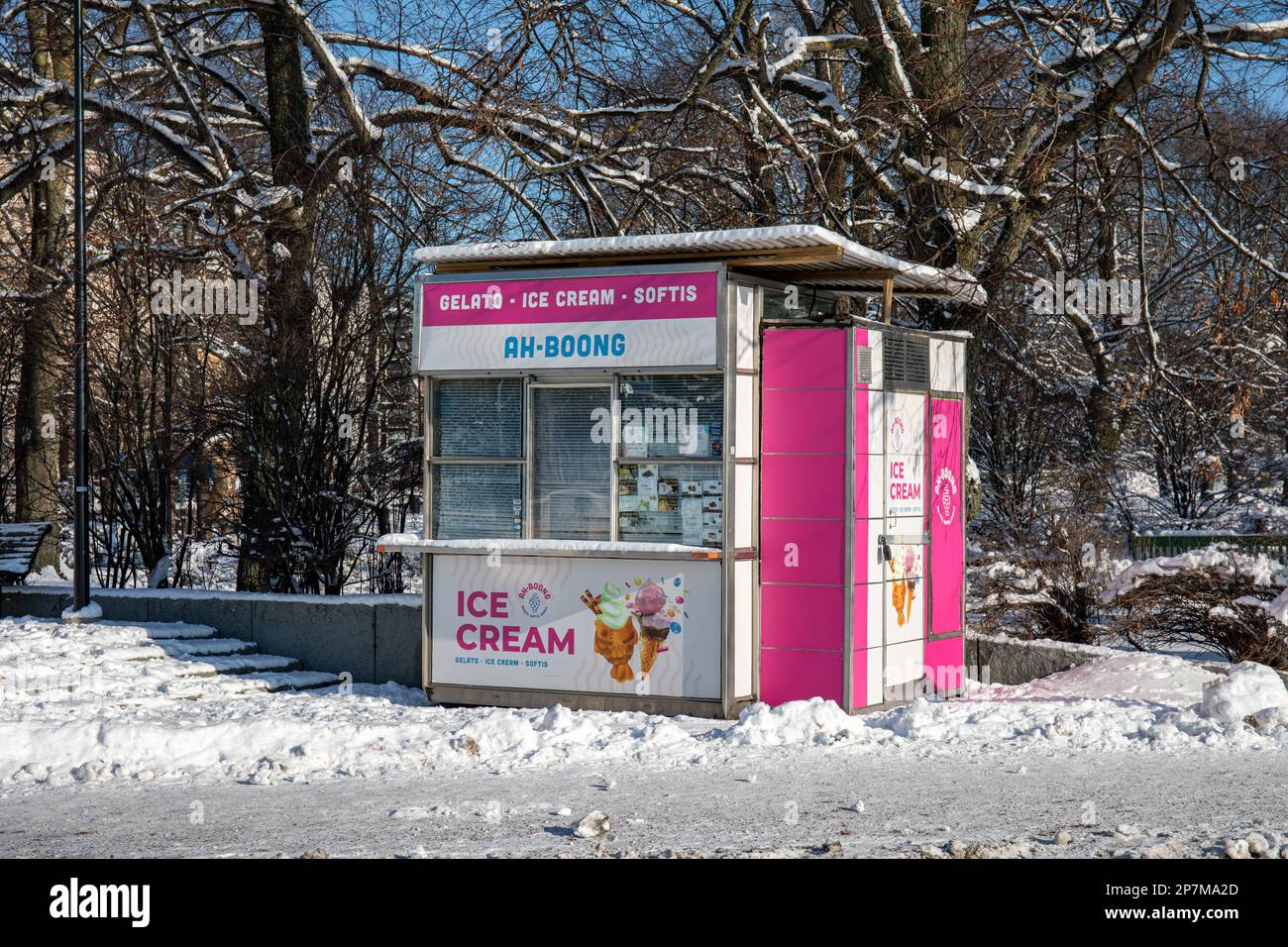 Chiosco di gelato chiuso in una giornata invernale di sole nel quartiere Ullanlinna di Helsinki, Finlandia Foto Stock