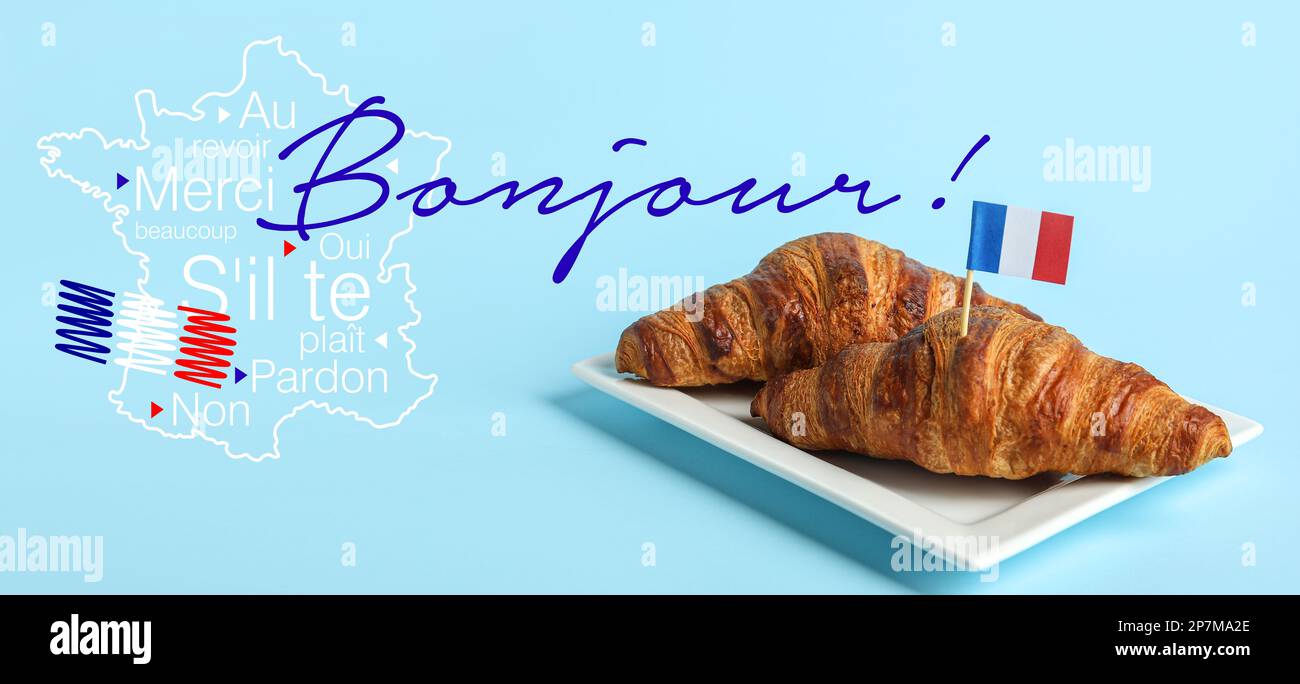 Piatto con gustosi croissant e bandiera di Francia su sfondo azzurro. Giornata internazionale della lingua francese Foto Stock
