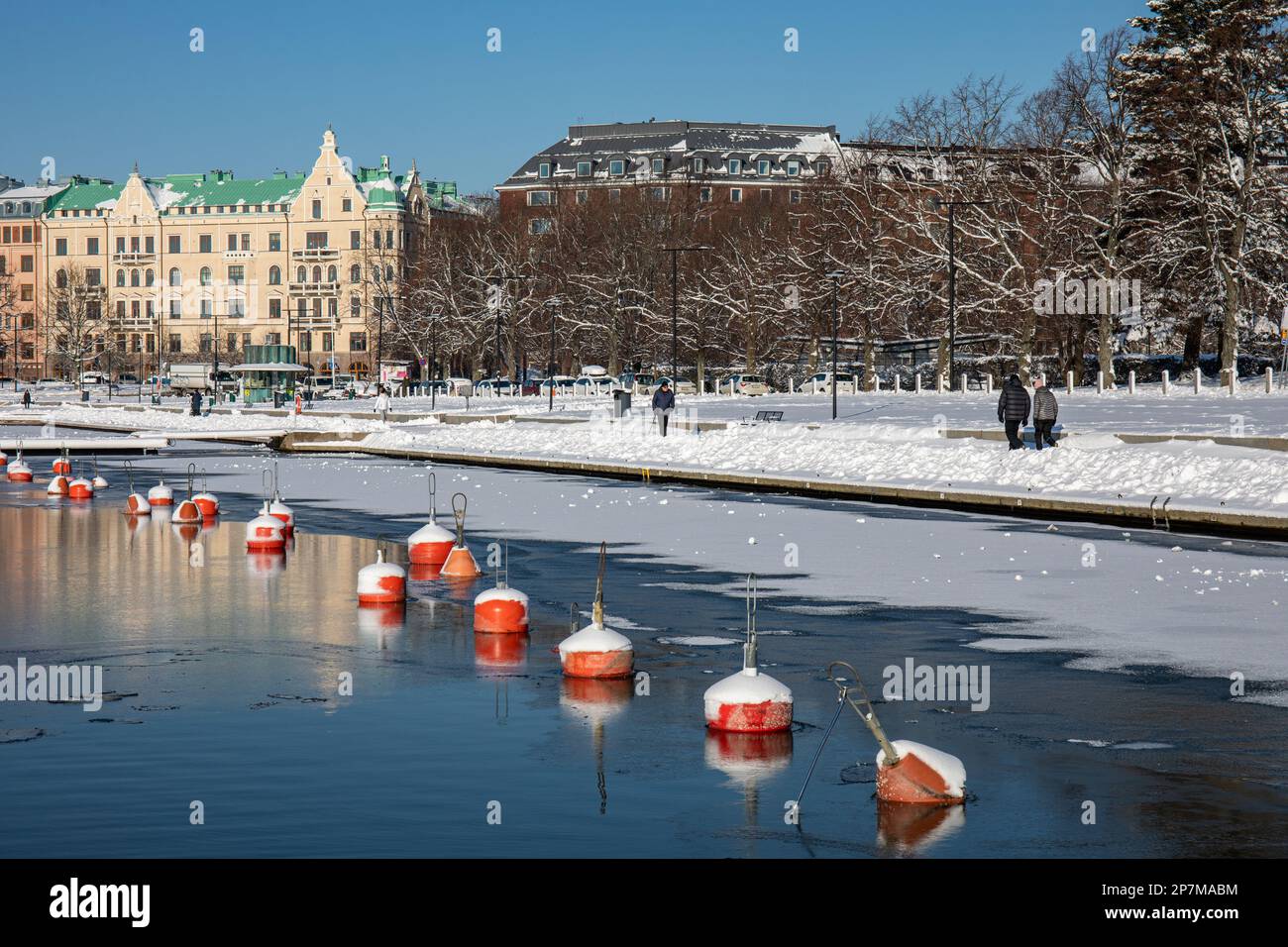 Il distretto di Ullanlinna e il Kaivopuisto si riversano in una giornata invernale soleggiata a Helsinki, Finlandia Foto Stock
