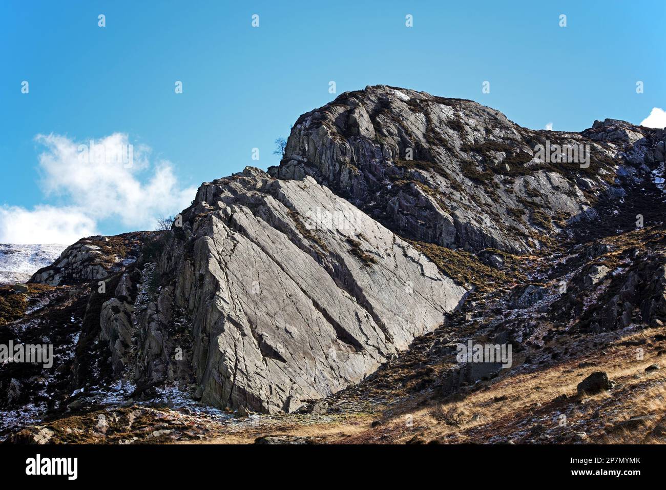 Tryfan Fach (piccolo Tryfan) è una piccola montagna vicino a Tryfan, nella valle di Ogwen, nel Parco Nazionale di Snowdonia, Galles. Foto Stock