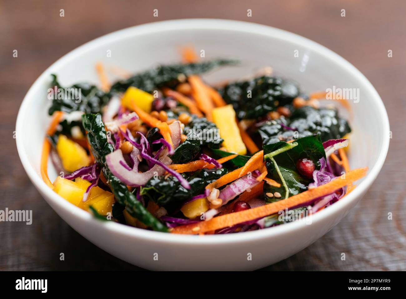 Insalata fatta in casa con lenticchie, kale, carote, cavolo rosso, cipolla e arils melograno. Foto Stock