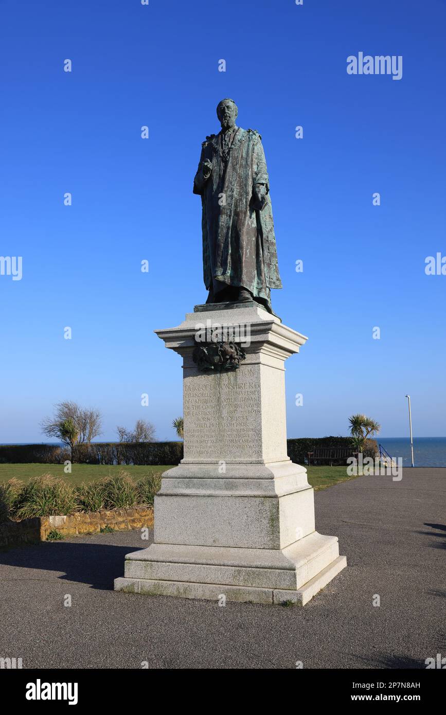 Statua di Spencer Compton 8th Duca di Devonshire, vicino alla Wish Tower, a Eastbourne, East Sussex, UK Foto Stock