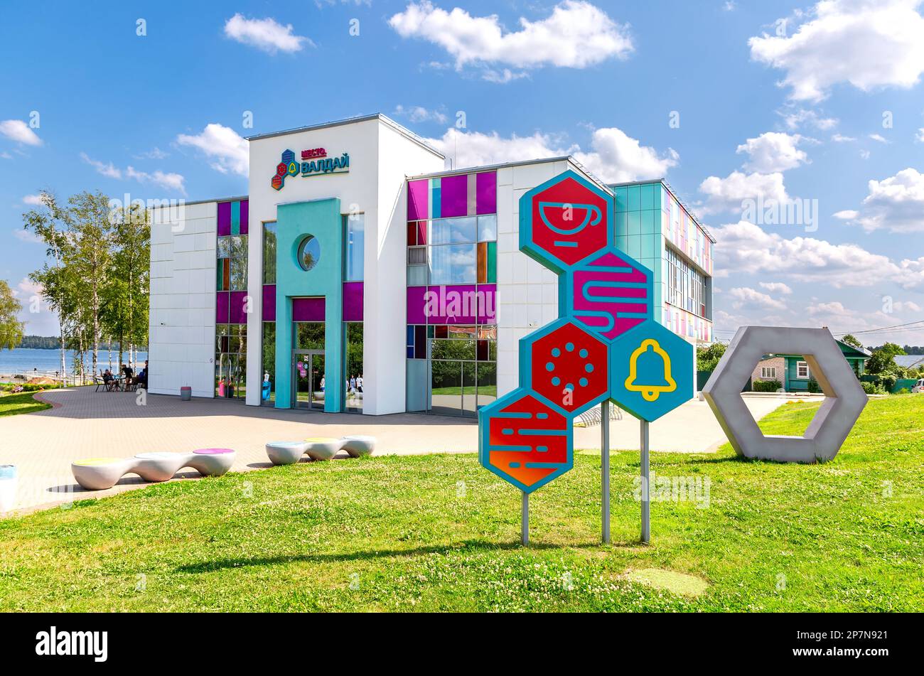Valdai, Russia - 6 agosto 2022: Costruzione del centro giovanile “Mesto. Valdai' sulla riva del lago Valdai in estate Foto Stock