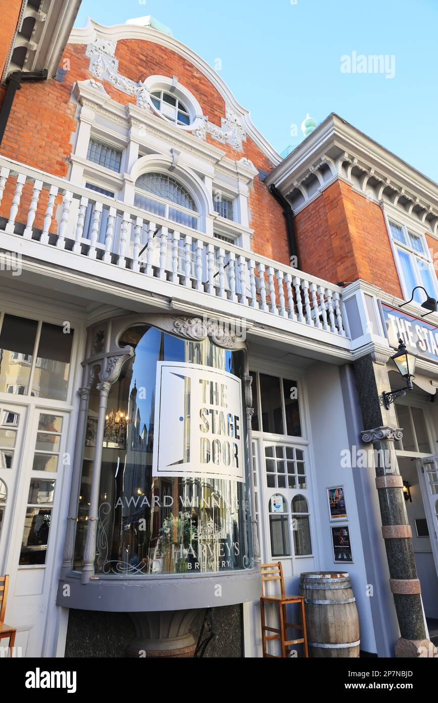 Il popolare bar teatro Stage Door serve piatti da pub inglesi standard e birre chiare, in Compton Street, a Eastbourne, East Sussex, Regno Unito Foto Stock