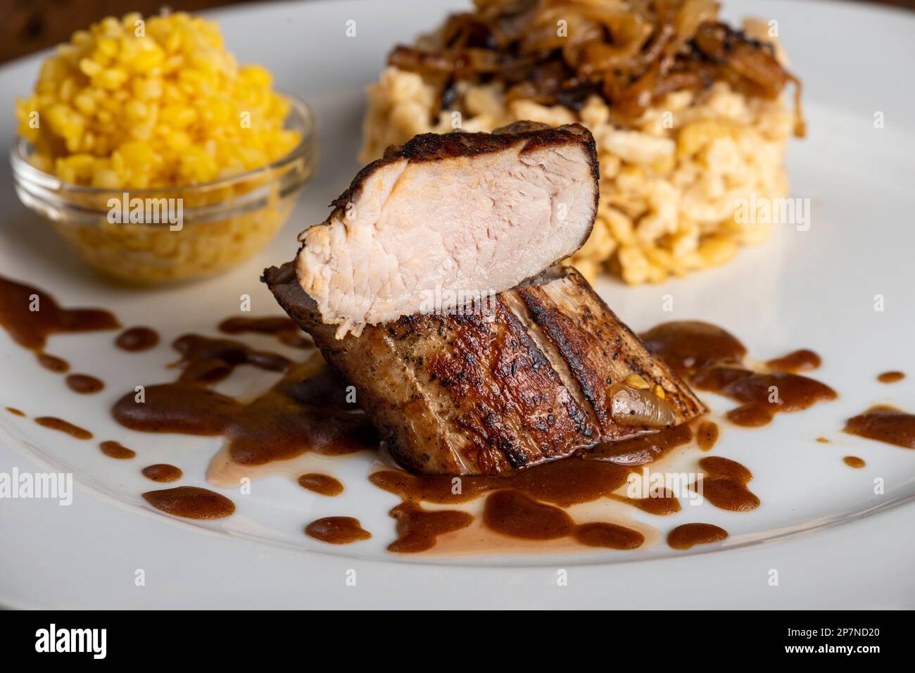 filetto di maiale arrosto con pasta sveva Foto Stock