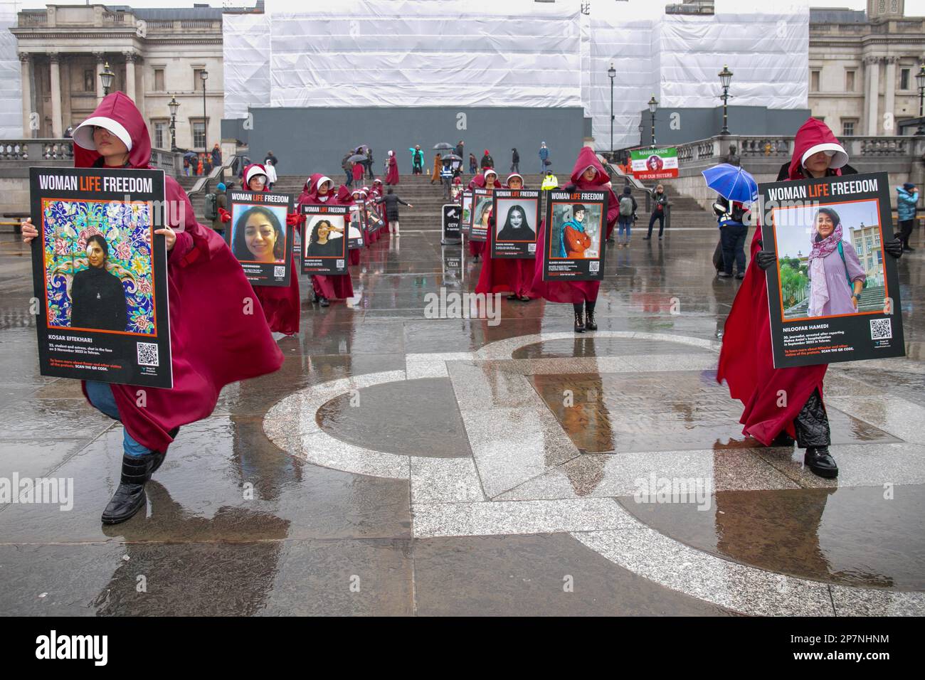 Londra, Inghilterra, Regno Unito 08/03/2023 le donne iraniane britanniche si vestono come manigelle dalle mani tale in solidarietà con le donne in Iran. Credit: Denise Laura Baker/Alamy Live News Foto Stock