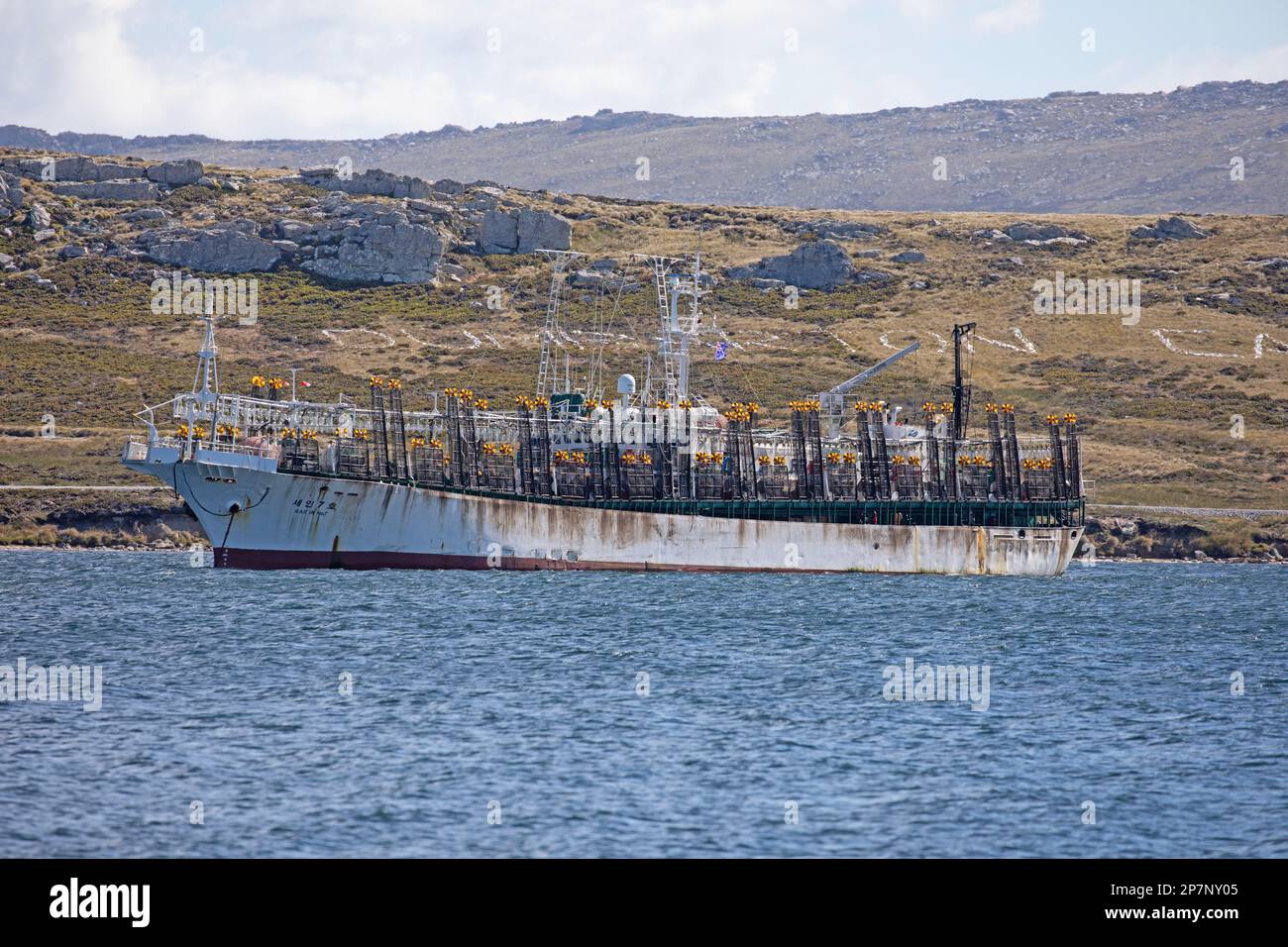 La SAE AL n.7 , una nave da pesca, o Jigger, dalla Corea del Sud, ancorata a Stanley Harbour, Isole Falkland. Costruito nel 1991. Foto Stock