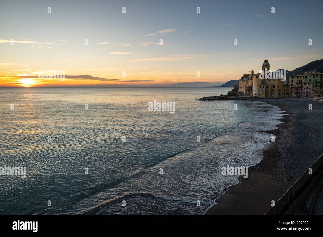Baia della riviera del borgo di Camogli in Liguria all'alba - case colorate a Camogli, Genova, Liguria, Italia Foto Stock