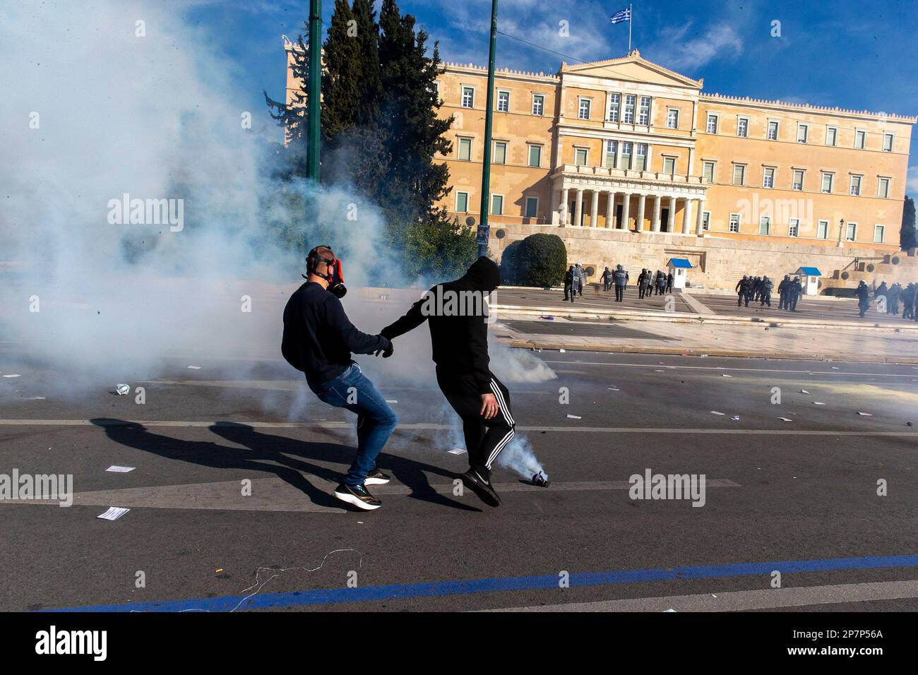 Atene, Grecia. 8th Mar, 2023. I manifestanti si scontrano con la polizia antisommossa durante una manifestazione davanti al Parlamento greco ad Atene, in Grecia, il 8 marzo 2023. Il governo greco ha annunciato una serie di misure volte a migliorare la sicurezza del sistema ferroviario mercoledì, in seguito alla collisione ferroviaria della scorsa settimana nella Grecia centrale che ha causato 57 morti. Anche mercoledì, migliaia di manifestanti hanno colpito le strade di Atene e di altre città del paese mentre i sindacati hanno chiamato uno sciopero di 24 ore su scala nazionale sulla tragedia. Credit: Marios Lolos/Xinhua/Alamy Live News Foto Stock