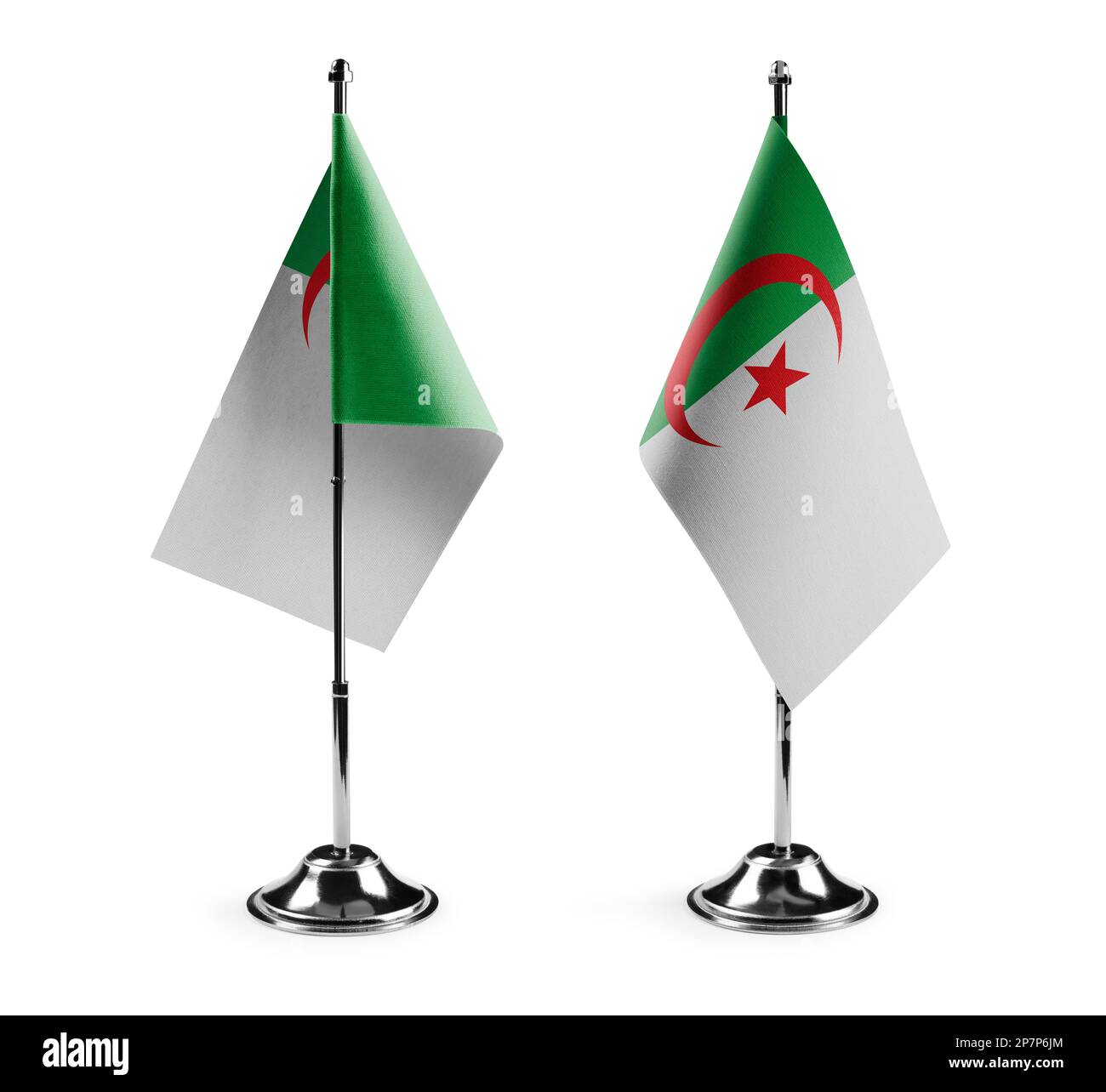 Piccole bandiere nazionali dell'Algeria su sfondo bianco Foto Stock
